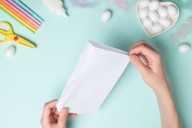 一个装复活节礼物和款待的纸袋。一步一步的照片指令。一步一步。图片下载