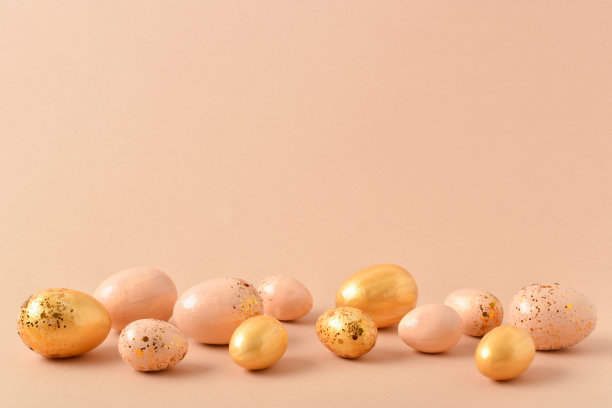 复活节背景与彩绘的鸡蛋和亮片。图片下载