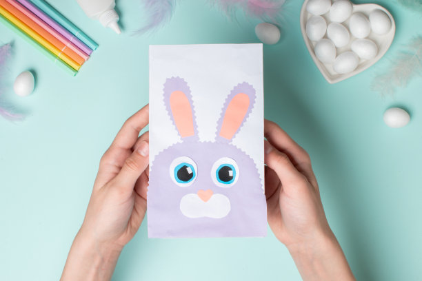 一个装复活节礼物和款待的纸袋。DIY复活节兔子的概念。一步一步的照片指令。图片下载