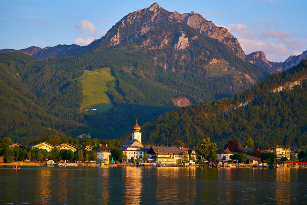 奥地利阿尔卑斯山沃尔夫冈湖上的斯特罗布村。图片下载