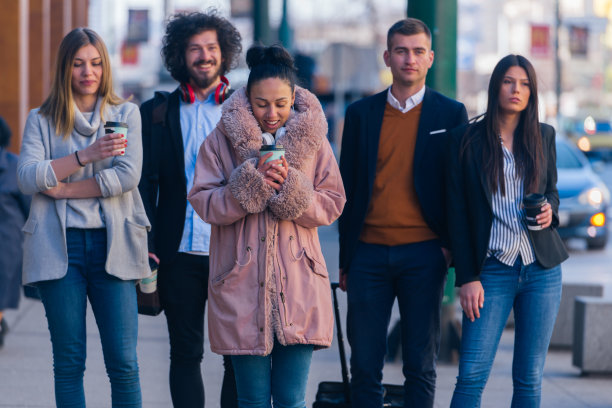 一群不同背景的同事走在一起，面带微笑，气氛融洽图片下载