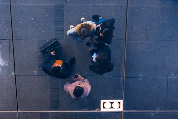 同事（朋友）团队鸟瞰视角，并肩交谈图片下载