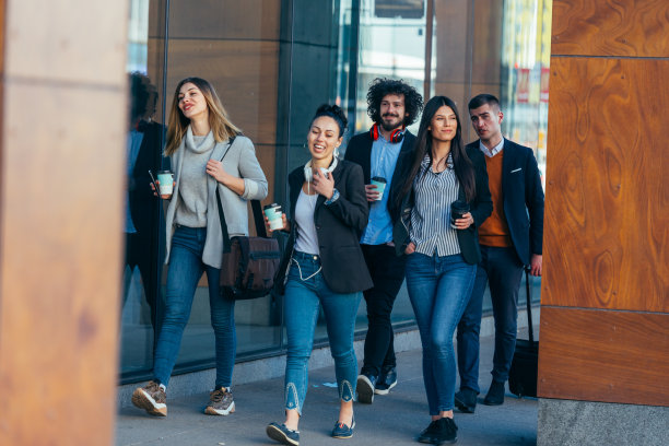 商务旅行中（欧洲之旅）在现代未来车站同行的一群同事图片下载