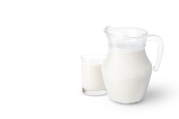 新鲜牛奶在玻璃罐中孤立在白色背景上图片下载