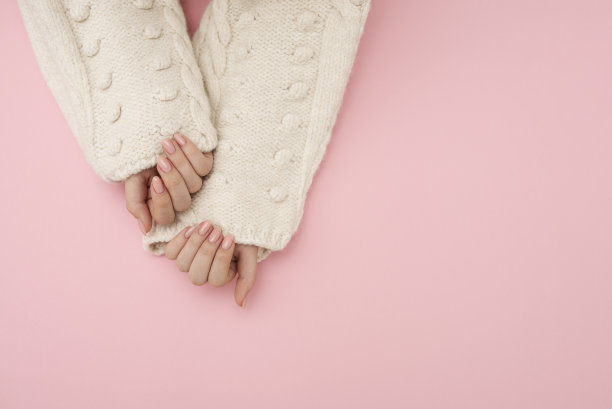 穿着毛衣的女人修着指甲图片下载