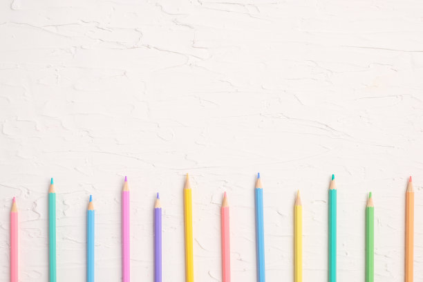 白色桌子上粉彩铅笔和文件的俯视图图片下载