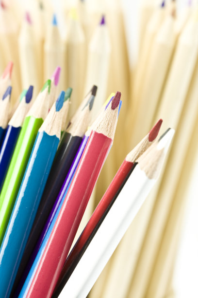 彩色铅笔孤立在白色背景特写。回到学校概念的文本拷贝空间图片下载