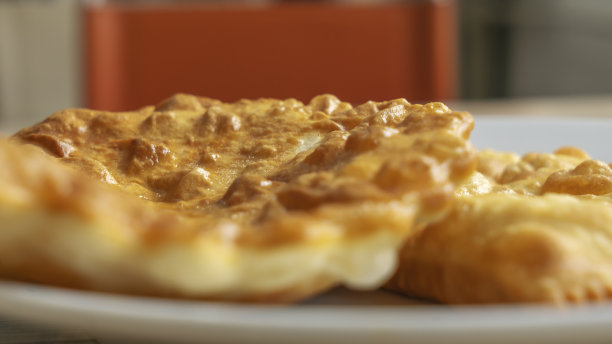 白色盘子上自制肉馅馅饼的特写镜头。拿走食物的概念。街头食品的背景。图片下载