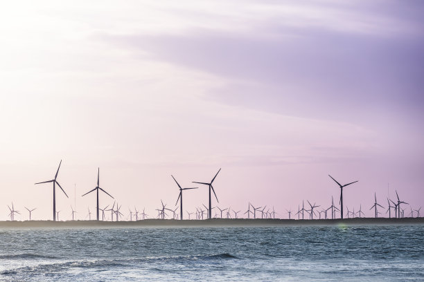 在巴西东北部大北部的Galinhos，许多用于风力发电的风力涡轮机映衬着粉红色的黄昏天空图片下载
