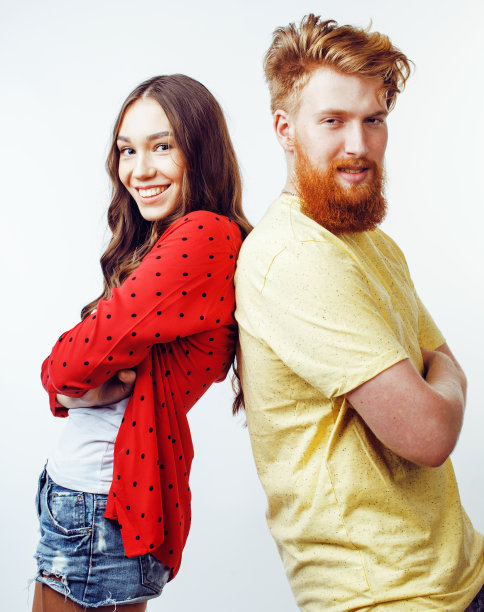 年轻漂亮的十几岁的夫妇，时髦的家伙和他的女朋友幸福地微笑和拥抱孤立在白色的背景，生活方式的人的概念接近图片下载