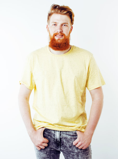 年轻英俊的潮人，姜黄色胡须的家伙看起来野蛮孤立在白色背景，生活方式的人的概念接近图片下载