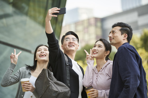 一群亚洲年轻人在户外一起自拍图片下载