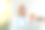 在她的办公室里，微笑的营养学家，她展示了健康的蔬菜和水果，保健和饮食的理念。女性营养学家和水果在她的办公桌上工作。图片下载