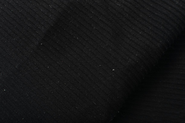 黑色衣服上的弹丸图片下载