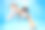 母女俩沉浸在水里，在戏水池里游泳。潜水的孩子。教孩子游泳。年轻的母亲或游泳教练和快乐的小女孩。图片下载