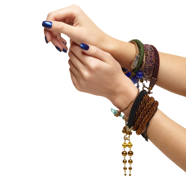 戴着首饰手镯的女性手。指甲染成蓝色图片下载