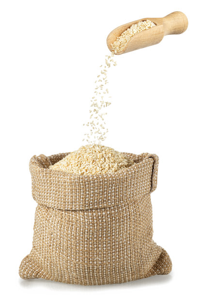 芝麻籽从木勺孤立落下图片下载