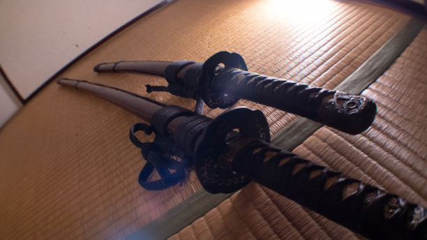 武士刀被画在榻榻米上图片下载