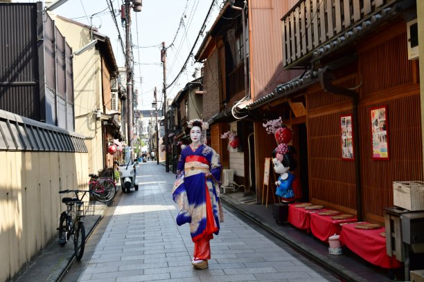 穿着舞子服装的日本女人走在祗园街，京都图片下载
