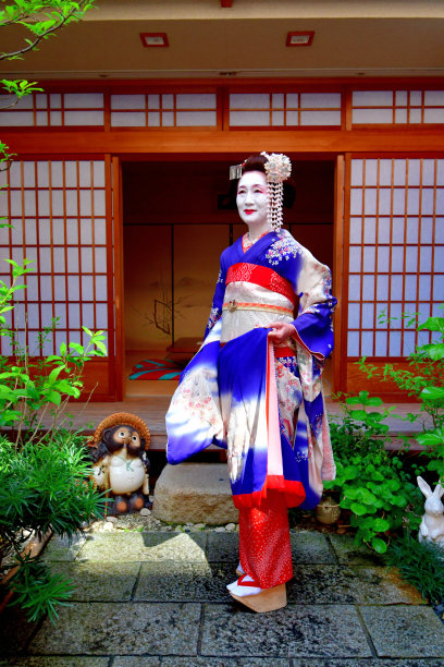 穿着舞妓服装的日本女人站在京都艺妓屋的庭院里图片下载