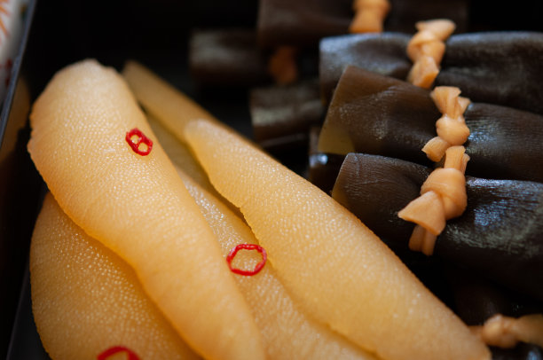 煮熟的海带和鲱鱼籽在肉汤中浸泡和调味的特写图像。日本新年的食物。图片下载