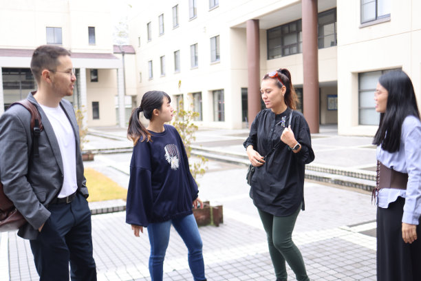 研究生喜欢在大学校园里演讲图片下载