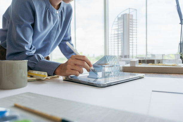 建筑师设计三维房屋模型与技术数字全息。图片下载