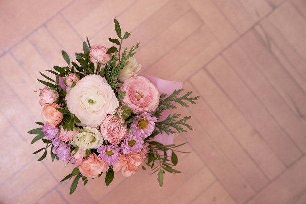 在木制背景上混合花朵的花束的俯视图图片下载