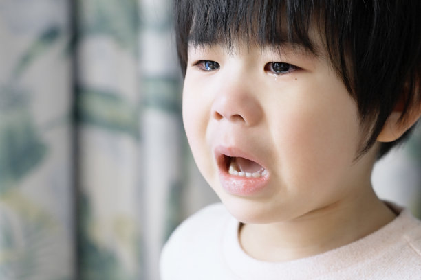 害怕和哭泣的亚洲小孩图片下载