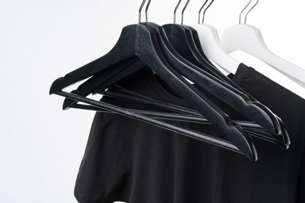黑色t恤上的衣架上的金属架孤立在白色背景上图片下载