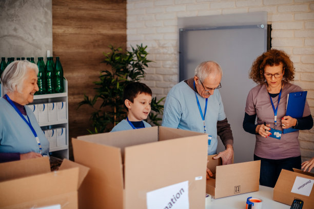 几代人的家庭准备食物捐赠图片下载