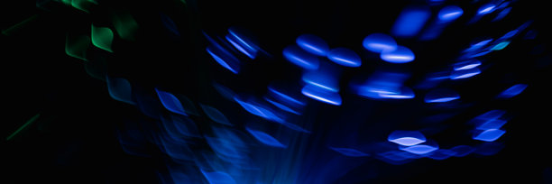 抽象绿色在黑色散景背景叠加层。图片下载