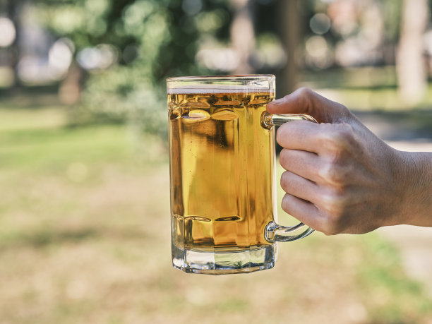 一杯冰啤酒图片下载