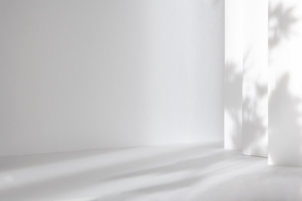 摘要白色3d工作室背景化妆品产品介绍。空荡荡的灰色房间，窗户的阴影。用模糊的背景显示产品。图片下载