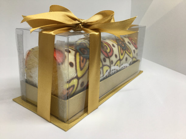 卷海绵蛋糕与各种蜡染图案和美丽的包装图片下载