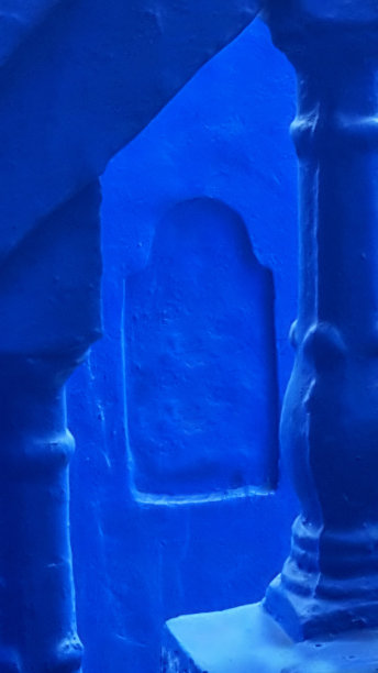 传统的摩洛哥生动的蓝色浮雕设计楼梯图片下载