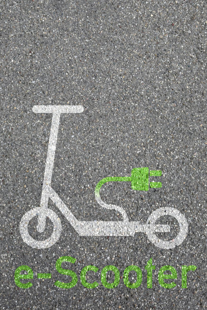 电动滑板车电子滑板车道路标志生态友好型绿色出行城市交通纵向格式图片下载