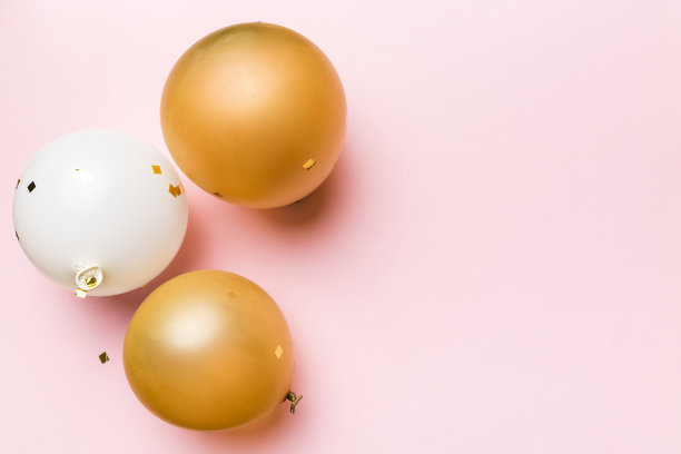 背景与fastive气球的圆形和五彩纸屑，多色的顶视图。生日晚会的背景图片下载