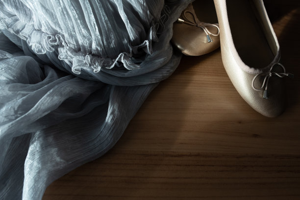 舞鞋和舞衣在地板上图片下载