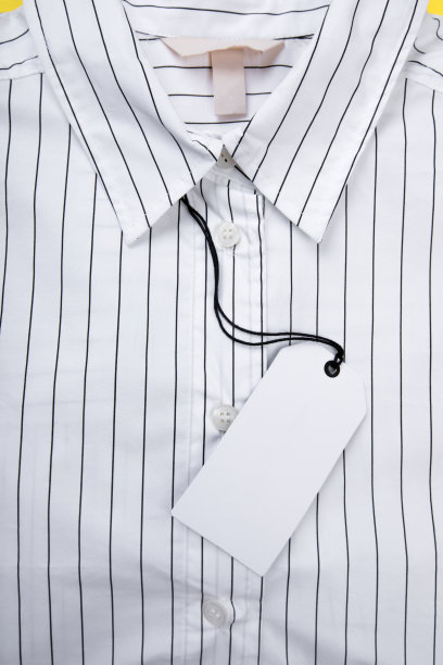 价格标签挂在白色衬衫上近距离观察图片下载