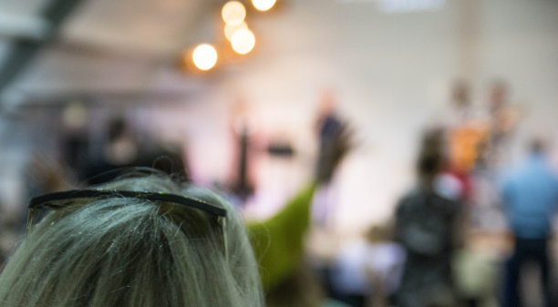 头上戴着太阳镜的女人图片下载