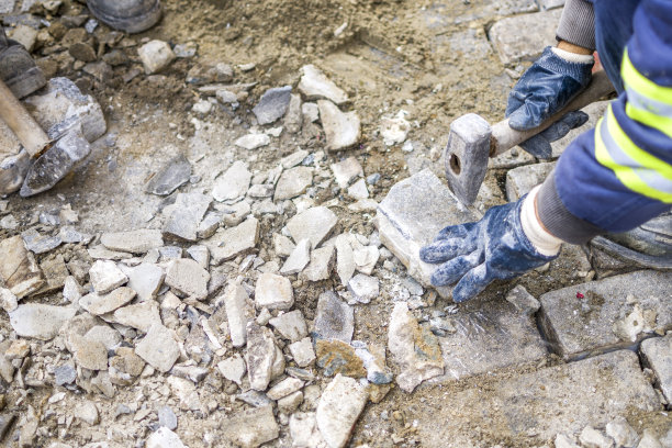 手套师傅将铺路石由专业铺路工层层铺路图片下载