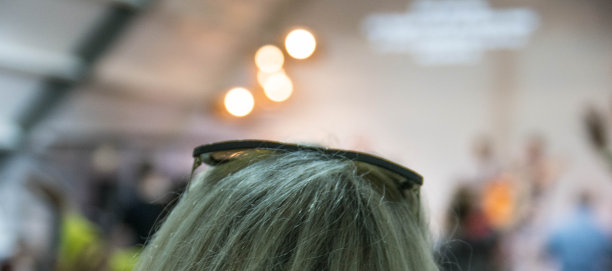 头上戴着太阳镜的女人图片下载