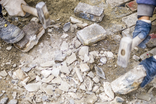 手套师傅将铺路石由专业铺路工层层铺路图片下载
