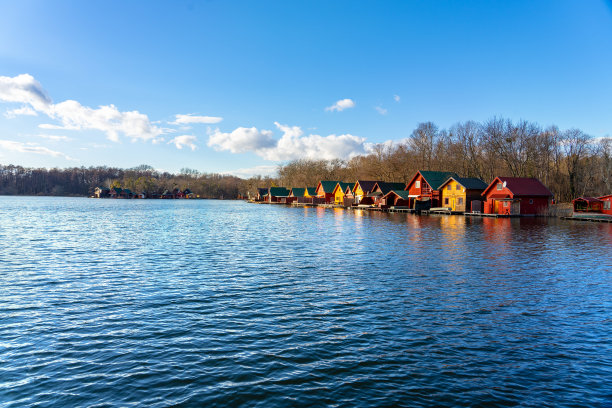 从德里托到匈牙利塔塔的湖边，有可爱的彩色钓鱼小屋图片下载