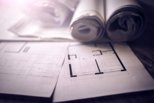 木桌上的建筑图纸图片下载