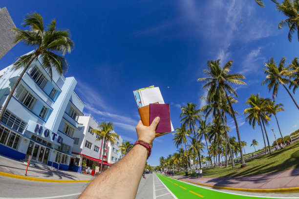 在迈阿密手持护照和地图的年轻游客视角图片下载