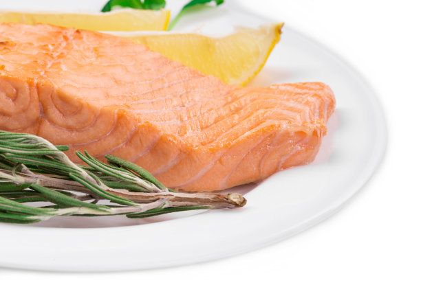 煎鲑鱼片装盘。图片下载