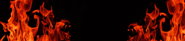 横幅与火焰。火。黑色背景上的火焰。火焰的舌头，近距离的火花。图片下载