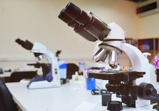 实验室显微镜特写在化学和细菌DNA的PCR实验室图片下载